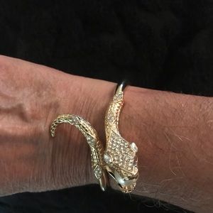 Bracelet gold tone, biting a pearl.